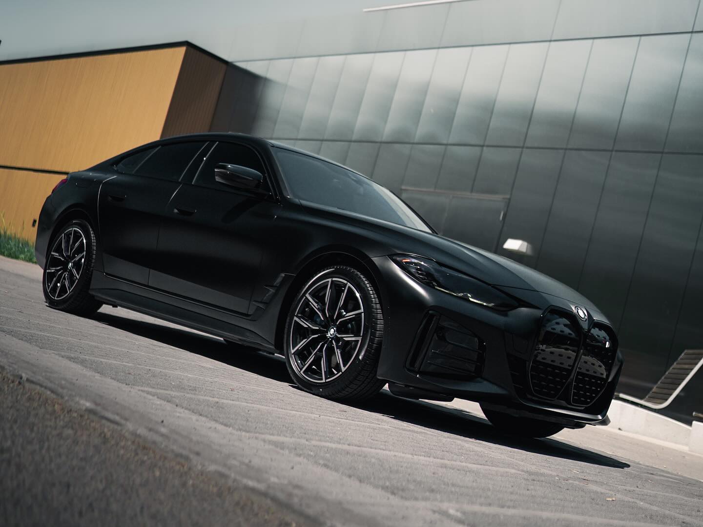 BMW i4, Satin Black